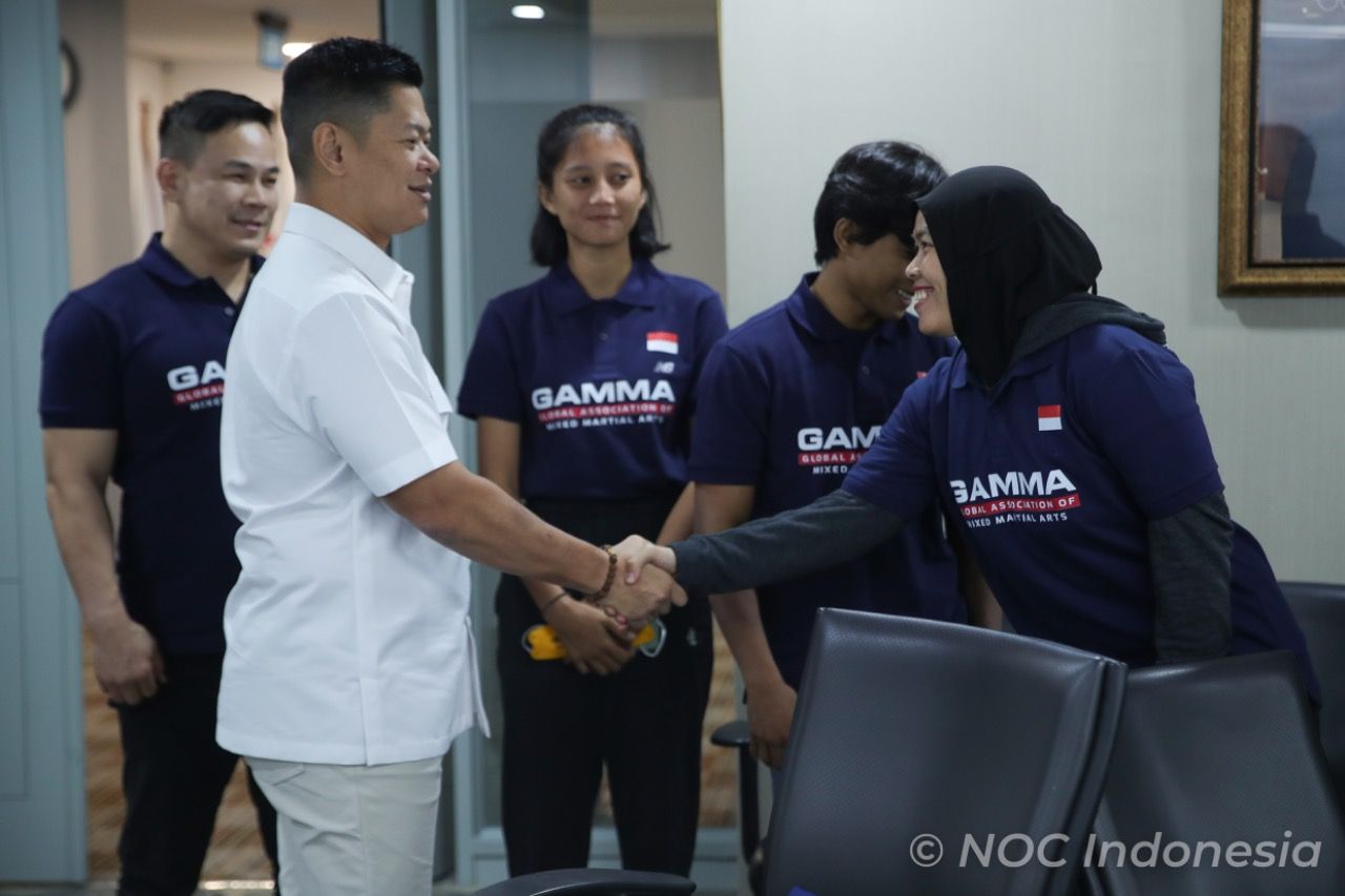 Presiden NOC Indonesia, Raja Sapta Oktohari (kemeja putih) memberikan wejangan dan semangat kepada tiga atlet Persatuan Olahraga Amatir Indonesia (PB POAI) yang akan berangkat ke Asian-Pacific MMA Championships 2022.
