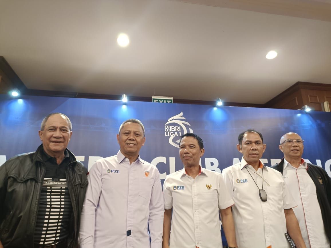 Para petinggi dari PT LIB dari kiri ke kanan: Leo Siegers (komisaris), Sudjarno (direktur operasional),  Juni Rachman (komisaris utama), dan Anthony Chandra (keuangan) mengapit Sekjen PSSI, Yunus Nusi (tengah) seusai rapat membahas kelanjutan Liga 1 musim ini di Jakarta, 4 November 2022.
