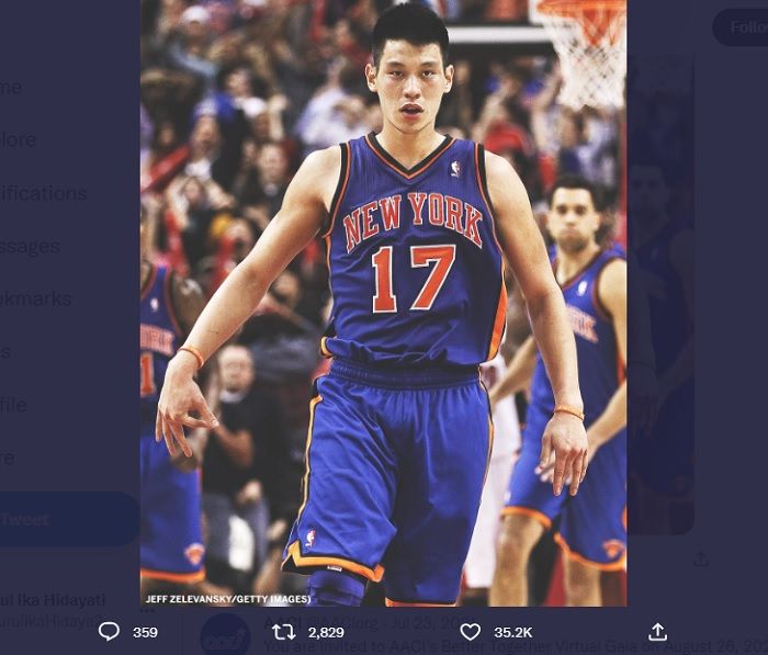 Jeremy Lin bermain untuk New York Knicks sebagai pemain keturunan Asia-Amerika pertama dalam sejarah NBA. 