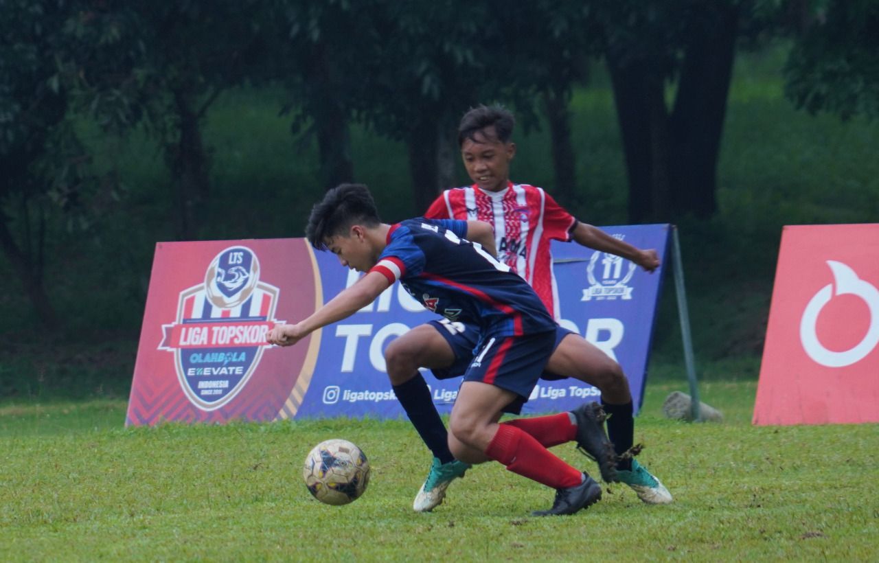Duel pemain Raga Negeri dan Farama Tunas Asa pada lanjutan Liga TopSkor U-15 2022-2023.
