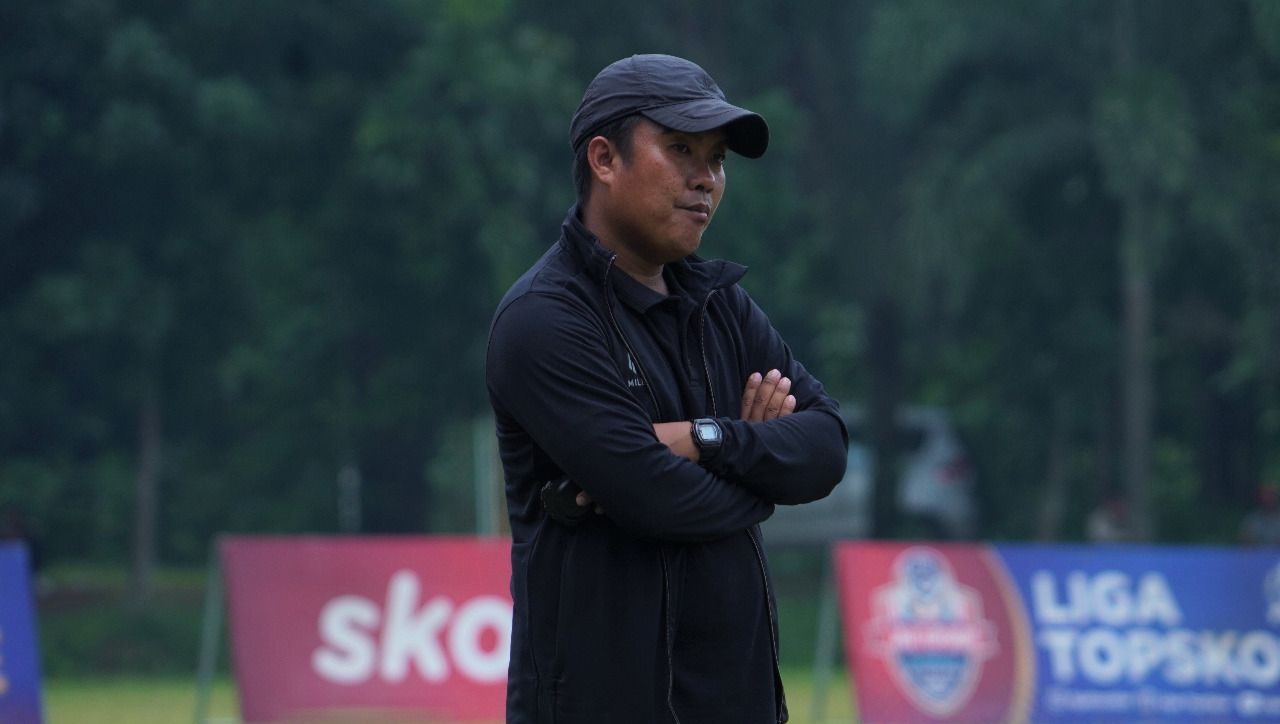 Pelatih Raga Negeri, Ruly Hidayansyah saat memimpin timnya menghadapi Farama Tunas Asa pada lanjutan Liga TopSkor U-15 2022-2023.
