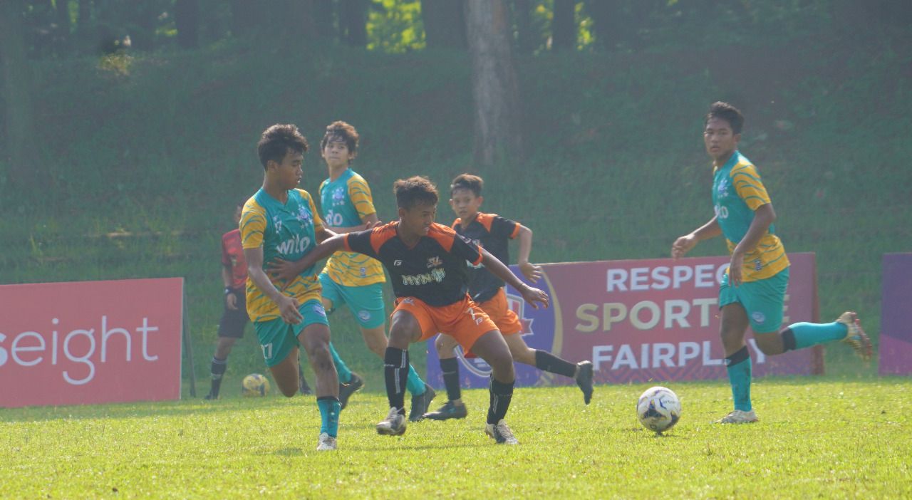 Villa2000 melawan Ocean Stars pada lanjutan Liga TopSkor U-15 2022-2023 di lapangan Trisakti, Nagrak, Kabupaten Bogor, Sabtu (5/11/2022).