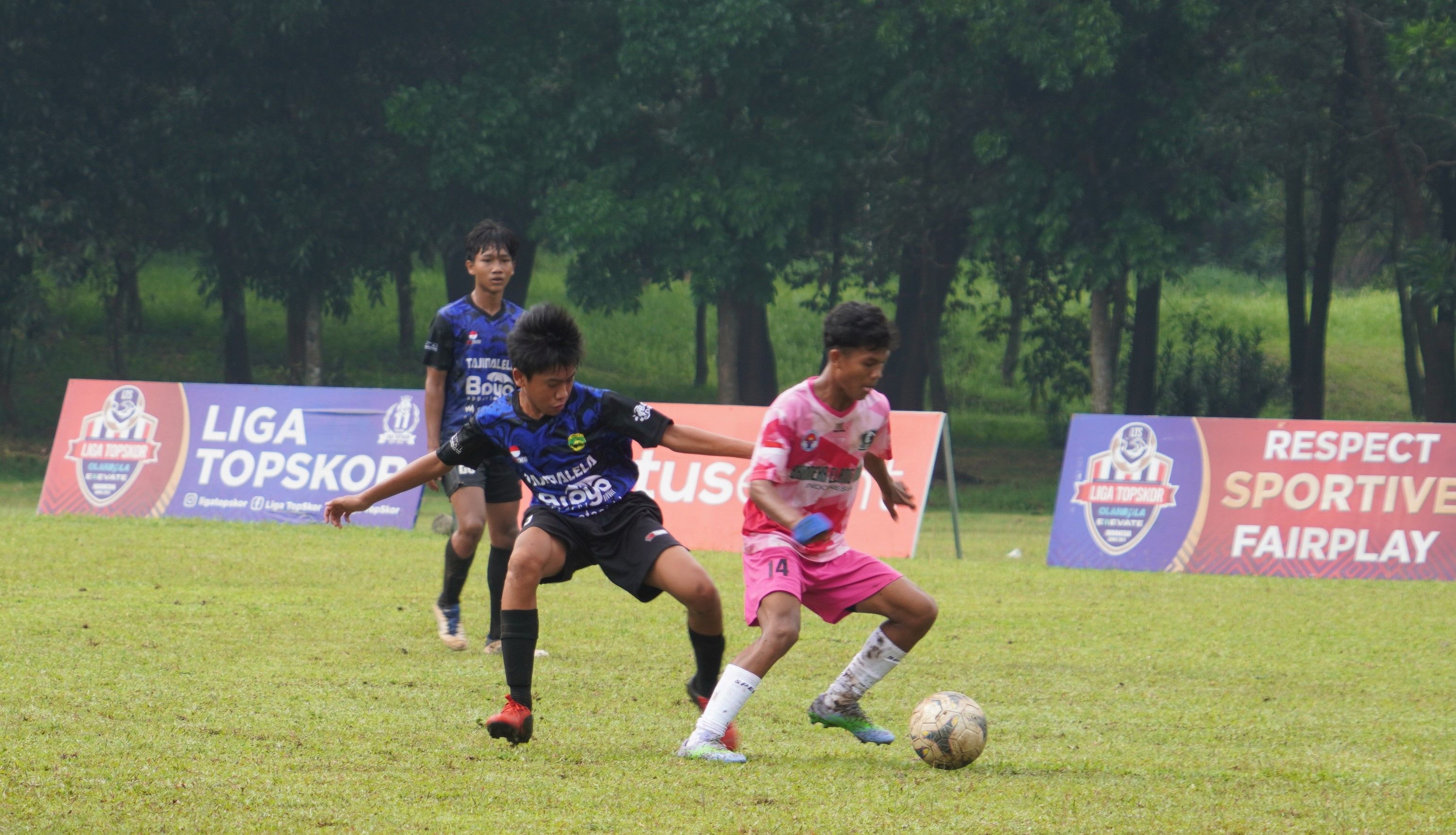 Tajimalela vs BEMI pada lanjutan Liga TopSkor U-14 musim 2022-2023 di Lapangan Trisakti, Nagrak, Kabupaten Bogor, Minggu (6/11/2022).