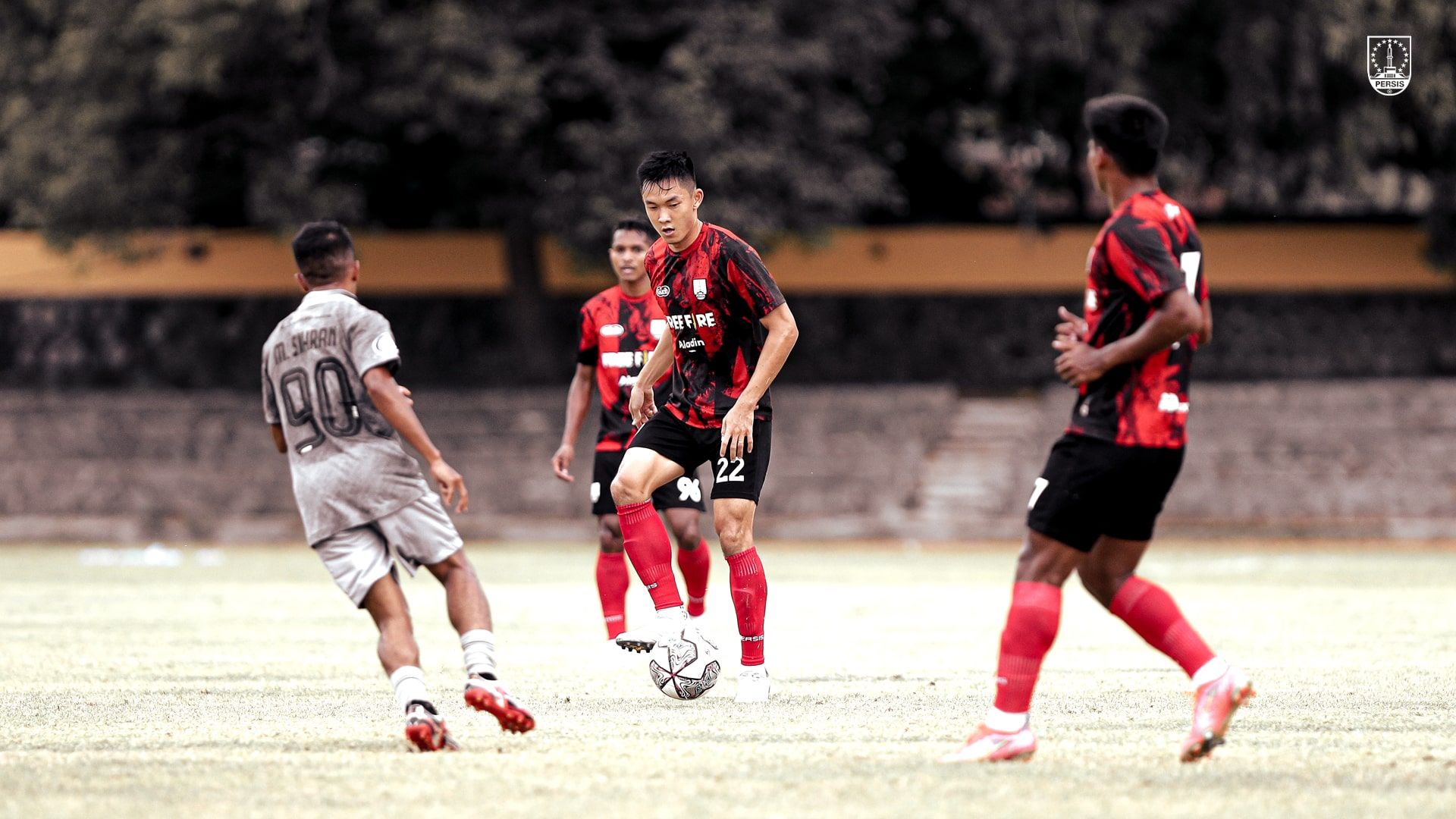Para pemain Persis Solo menjalani laga uji coba melawan Borneo FC yang berlangsung di Stadion Sriwedari, Solo, 5 November 2022.