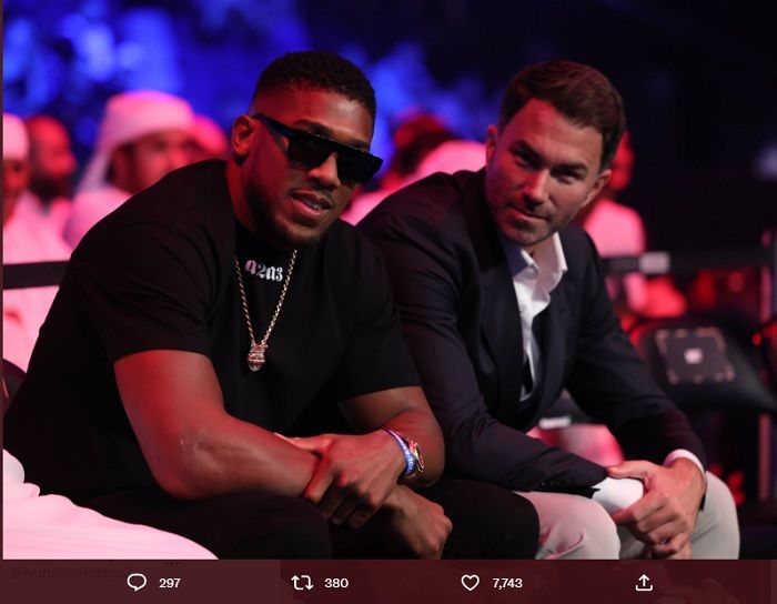 Anthony Joshua dan promotor tiju Eddie Hearn tampak duduk bersama pada akhir pekan lalu saat menyaksikan pertarungan kelas berat ringan antara Dmitry Bivol dan Gilberto Ramirez di Abu Dhabi.