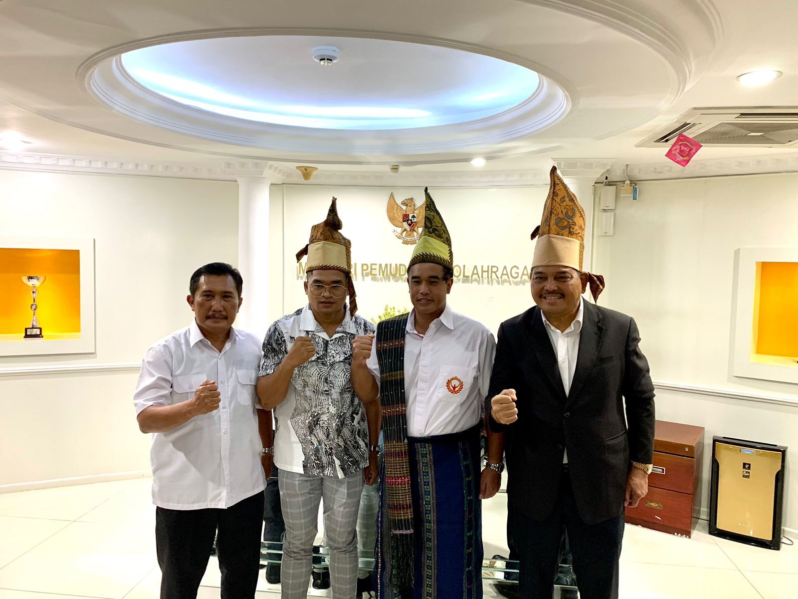Petarung Indonesia, Jeka Saragih (kedua dari kiri) menerima undangan dari Menpora Zainudin Amali di Kantor Kemenpora, Jakarta, Rabu (9/11/2022).