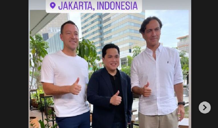 Menteri BUMN, Erick Thohir diapit John Terry dan Alessandro Nesta (kanan) di Sarinal, Jakarta Pusat pada 11 November 2022.