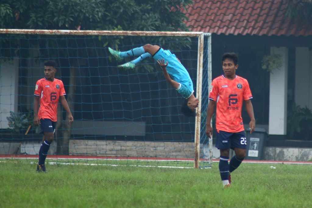 Pemain Persib Bandung U-20, Al Izzatul Chaidir Pora, melakukan selebrasi seusai mencetak gol ke gawang FC Bekasi City pada laga uji coba yang berlangsung di Lapangan Seskoad, Kota Bandung, Minggu (13/11/2022).