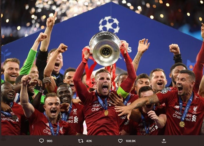 Kapten Jordan Henderson mengangkat trofi Liga Champions 2018/19 untuk memimpin skuad Liverpool merayakan keberhasilan mereka menjadi juara pada 1 Juni 2019.