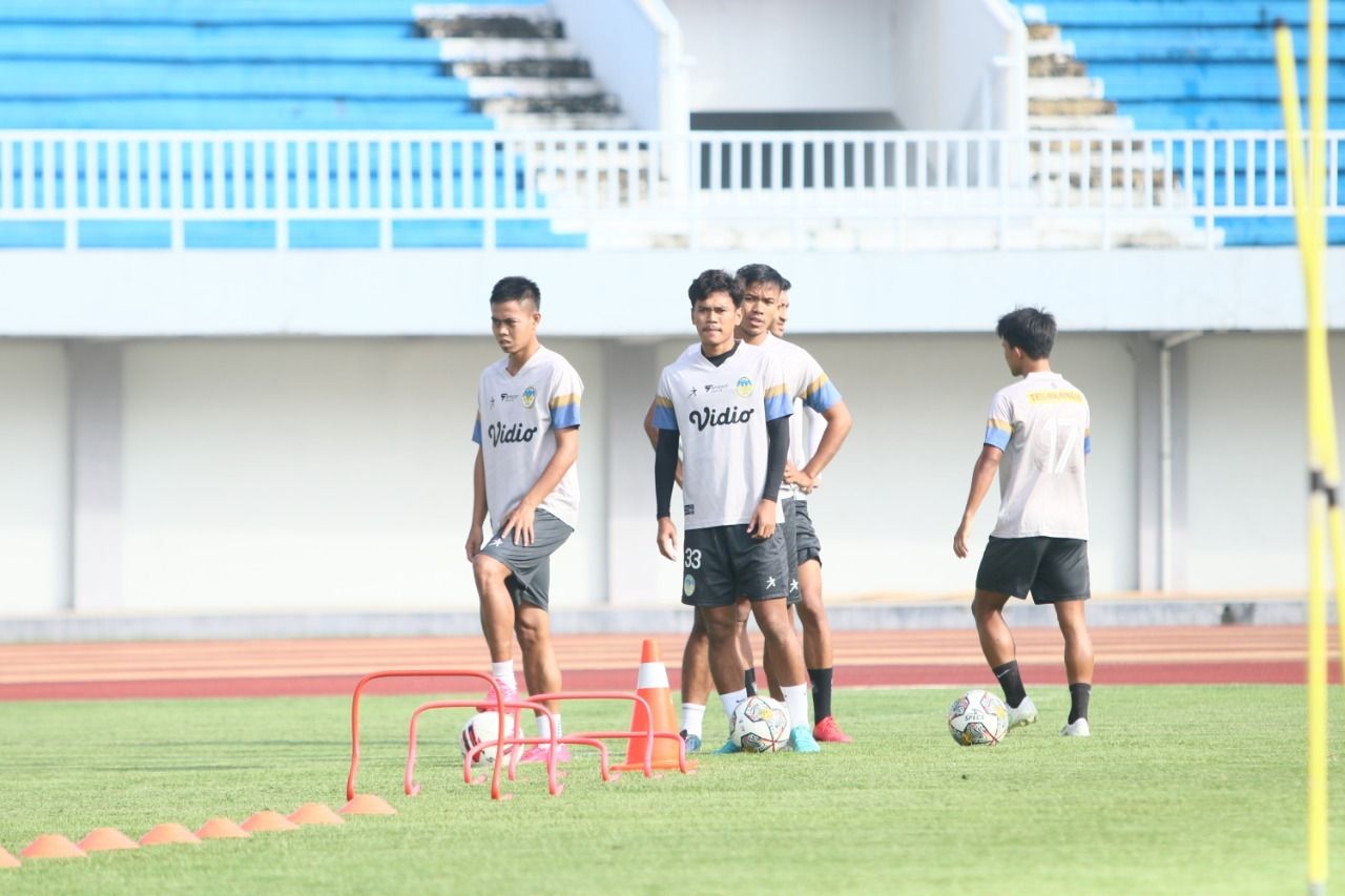 Para pemain PSIM Yogyakarta dalam sesi latihan pagi di Stadion Mandala Krida pada 15 November 2022.
