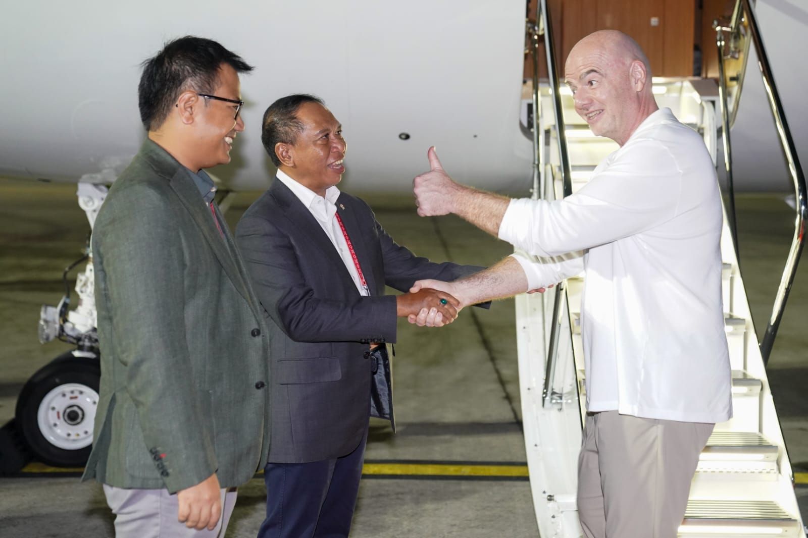 Menpora Zainudin Amali (tengah) mengantar Presiden FIFA, Gianni Infantino (kanan) ke Bandara I Gusti Ngurah Rai, Bali.