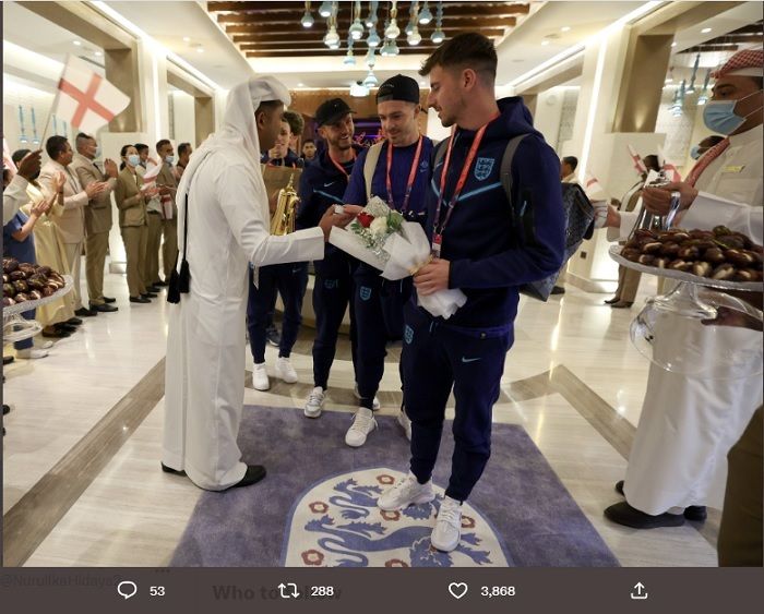 Para pemain Inggris: Mason Mount, Jack Grealish, Bukayo Saka, saat menerima karangan bunga mawar saat tiba di Hotel Souq Al-Wakra.