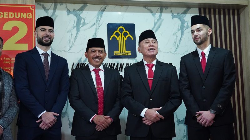Jordi Amat dan Sandy Walsh (kanan) pose bersama Ketua Umum PSSI, Mochamad Iriawan (dua dari kanan) serta Kepala Kanwil Kemenkumham DKI Jakarta, Ibnu Chuldun (da dari kiri) seusai diambil sumpah sebagai WANI di Kantor Kanwil Kemenkumham DKI Jakarta, 17 November 2022.