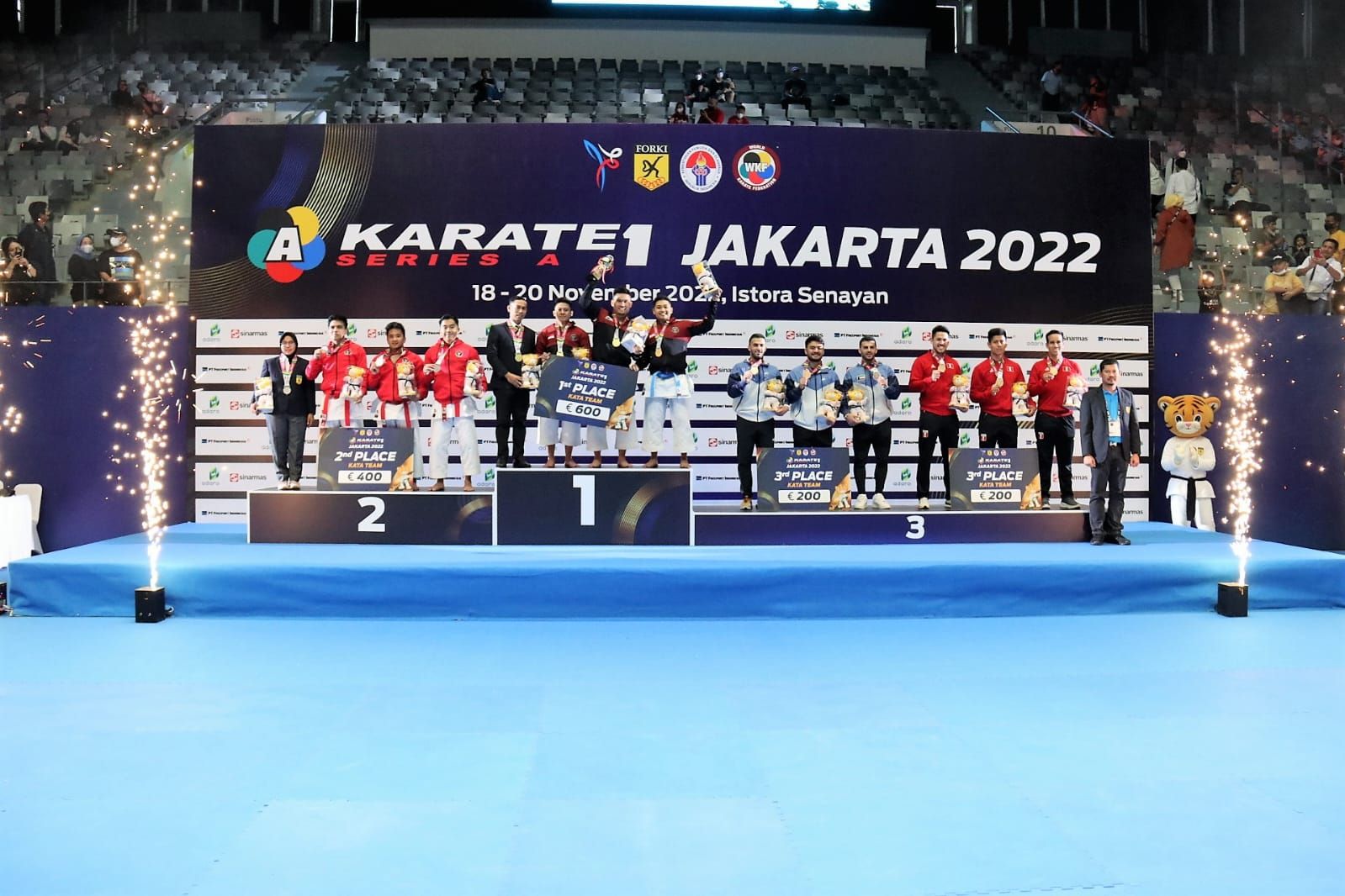 Podium juara nomor kata putra Kejuaraan Dunia Karate 1-Series A 2022 dimana emas dan perak berhasil diamankan Indonesia.