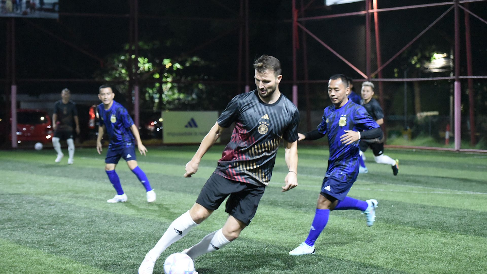 Eks pemain timnas Italia dan Persija saat memperkuat tim adidas All Stars melawan tim jurnalis di Triboon Mini Soccer, Jakarta, Minggu (20/11/2022).