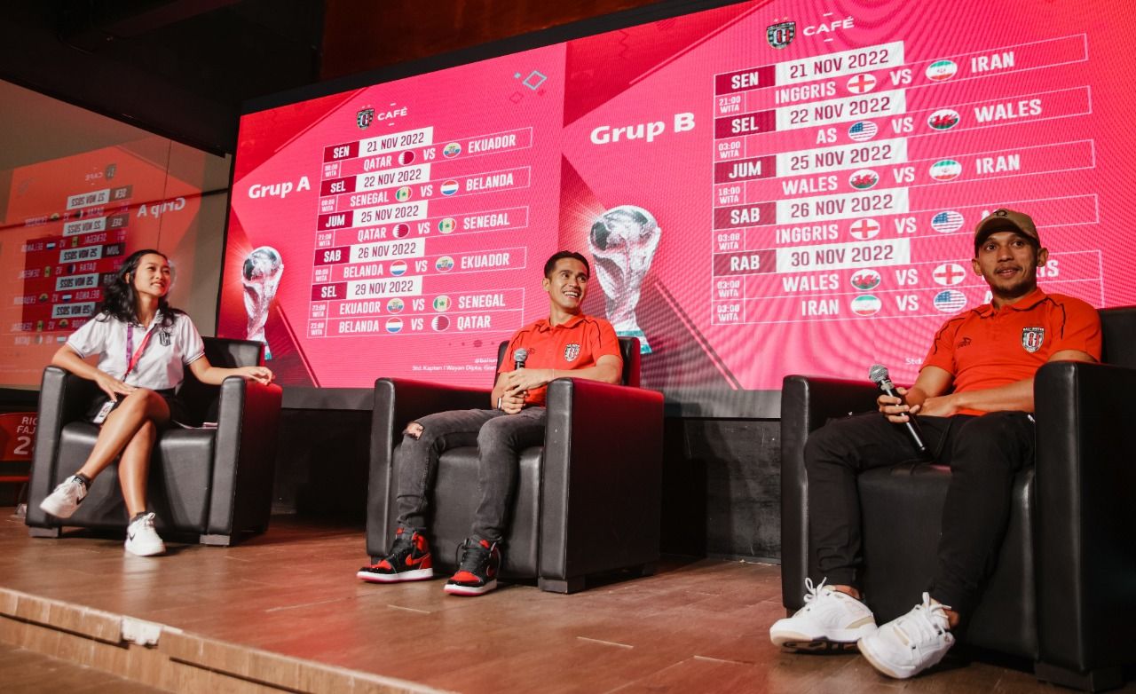 Dua pemain Bali United, Irfan Jaya (kanan) dan Sidik Saimima (tengah) memiliki jagoan berbeda di Piala Dunia 2022.