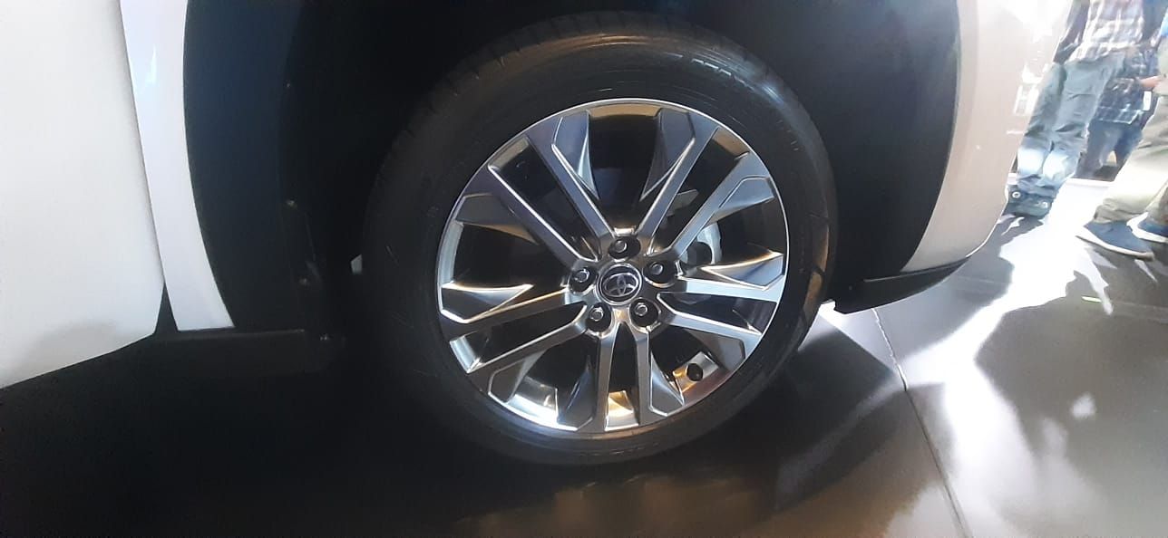 Velg alloy 18 inci pada All New Toyota Kijang Innova Zenix tipe Q.