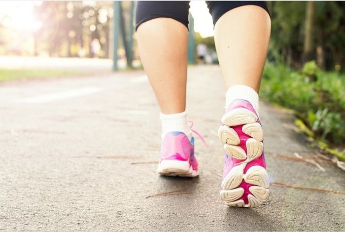 Manfaat jalan kaki minimal setengah jam sehari berkisar dari menurunkan berat badan hingga mencegah beberapa penyakit.