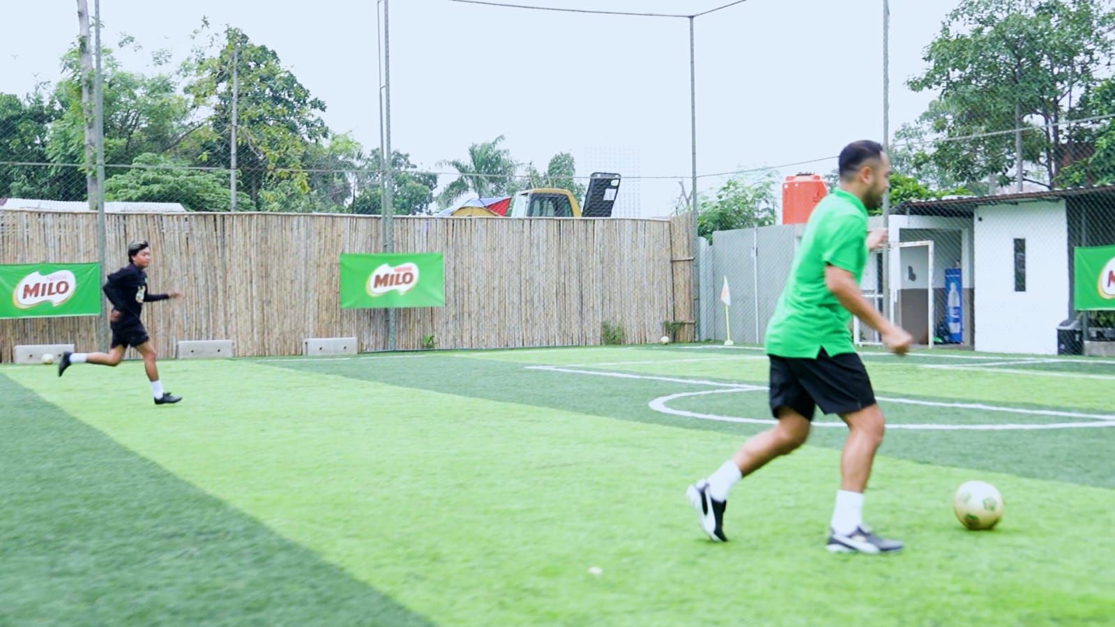 Midlaner RRQ Sena, Teguh (Psychooo) dapat pelatihan sepak bola dasar dari legenda sepak bola Indonesia, Ponaryo Astaman, untuk mengasah insting dalam membuat keputusan cepat demi meningkatkan persentase kemenangan saat bermain Esports.