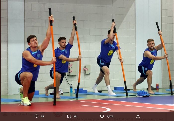 Para pemain timnas Inggris, ki-ka: Harry Maguire, Mason Mount, Declan Rice, dan Luke Shaw, menjalani latihan pemulihan setelah kemenangan atas Iran di laga pembuka Piala Dunia 2022.