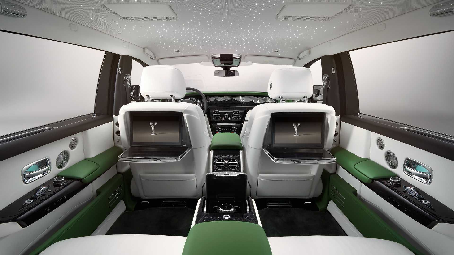 Rolls-Royce Phantom 2023 interior depan.