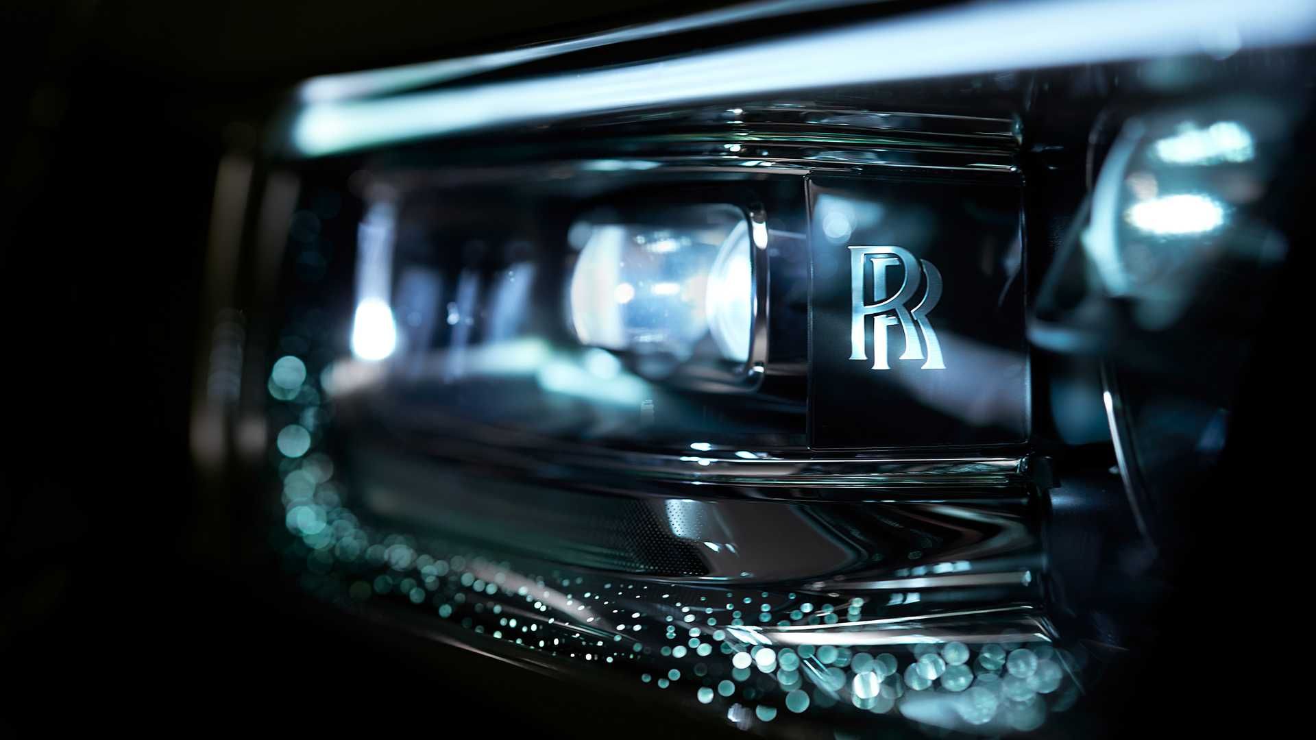 Lampu depan Rolls-Royce Phantom 2023 lengkap dengan logonya.