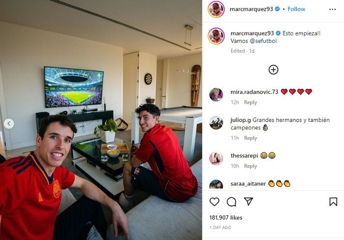 Kakak beradik Marc dan Alex Marquez bersiap-siap menyaksikan pertandingan Spanyol melawan Kosta Rika pada hari Rabu.
