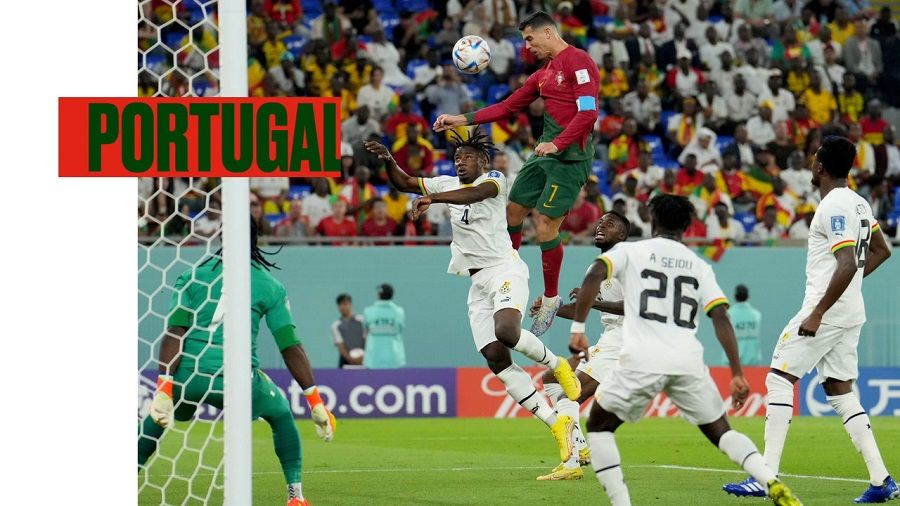 Bintang Portugal, Cristiano Ronaldo menanduk bola saat menghadapi Qatar.
