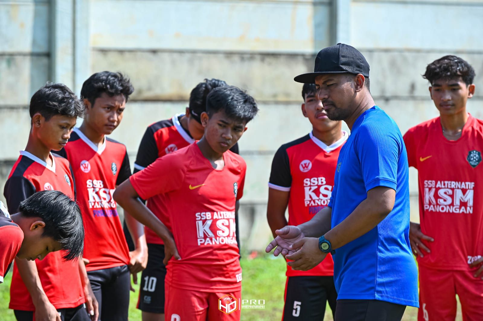 Pelatih KSM Panongan, Daud Chrisdaryanto saat melatih anak asuhnya untuk persiapan laga Liga TopSkor U-15 musim 2022-2023.