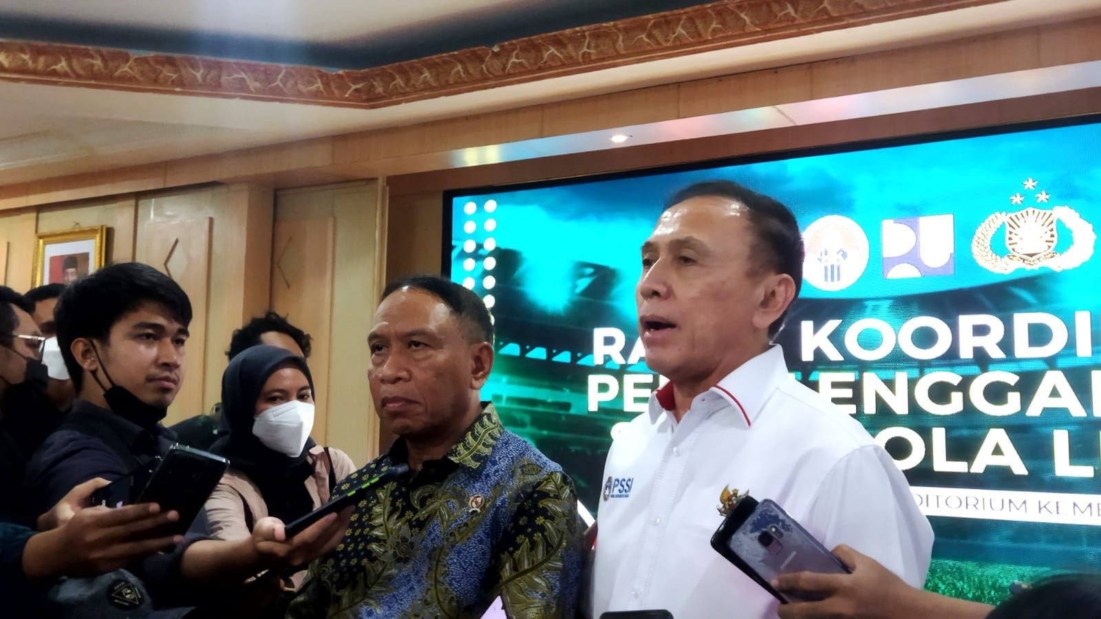 Menpora Zainudin Amali dan Ketua Umum PSSI Mochamad Iriawan menanggapi pertanyaan awak media seusai melakukan rapat koordinasi, di Kemenpora, 28 Agustus 2022.
