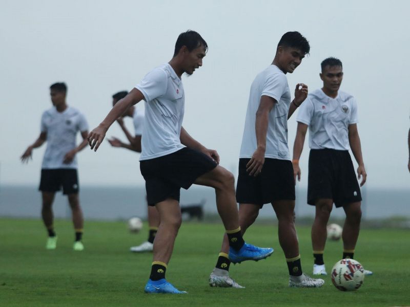Hansamu Yama Pranata (tengah) berlatih bersama pemain timnas Indonesia lainnya untuk persiapan Piala AFF 2022, Senin (28/11/2022).