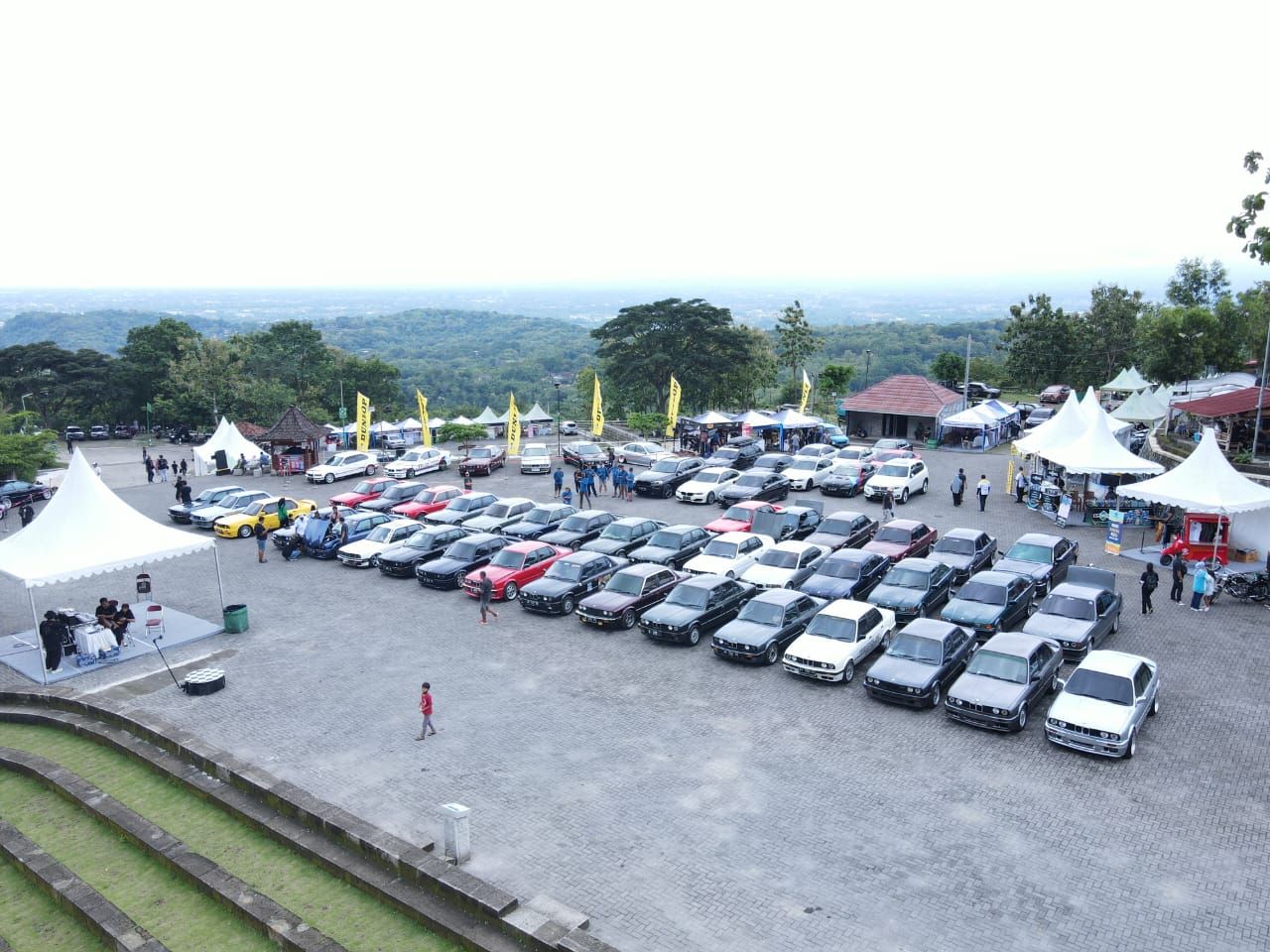 Jajaran mobil BMW meramaikan Indonesian Bimmerfest 2022 di Yogyakarta, 25-26 November 2022.