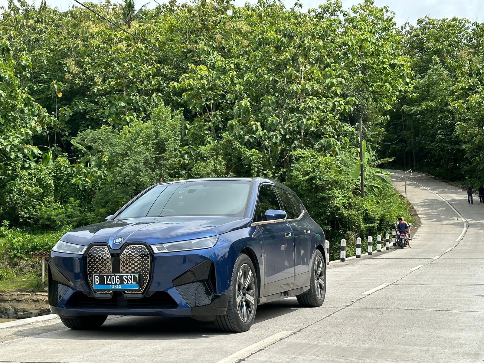 Mobil terbaru BMW iX hadir dalam ajang Indonesian Bimmerfest 2022 di Yogyakarta.