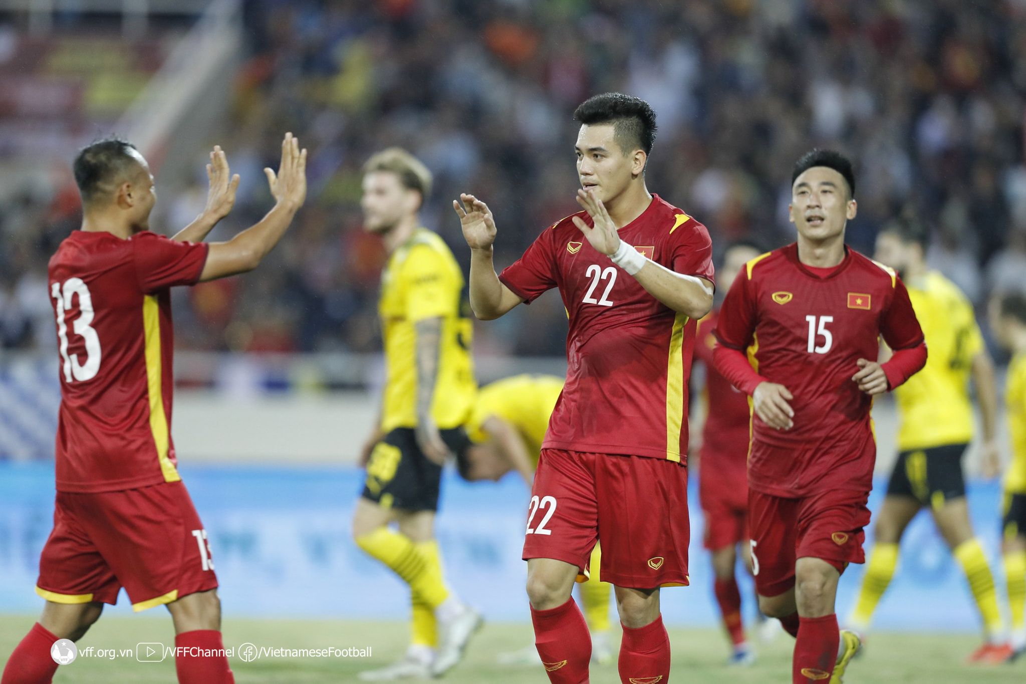 Penyerang timnas Vietnam, Nguyen Tien Linh, merayakan gol ke gawang Borussia Dortmund dalam laga persahabatan di Stadion My Dinh, Rabu (30/11/2022).
