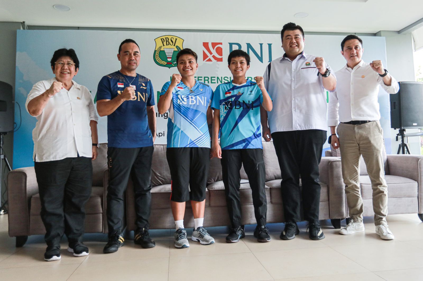 Apriyani Rahayu/Siti Fadia Silva Ramadhanti (jersi biru) menghadiri konferensi pers Kejuaraan Nasional PBSI 2022 di Pelatnas PBSI, Cipayung, Jakarta pada Kamis (1/12/2022).