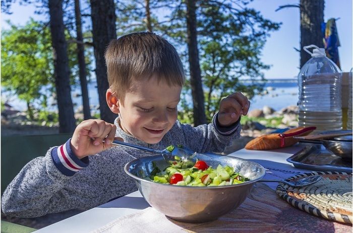 Menawarkan sayuran mentah yang dicocol dalam saus, seperti salad, bisa menjadi solusi untuk membuat anak-anak makan sayuran hijau.