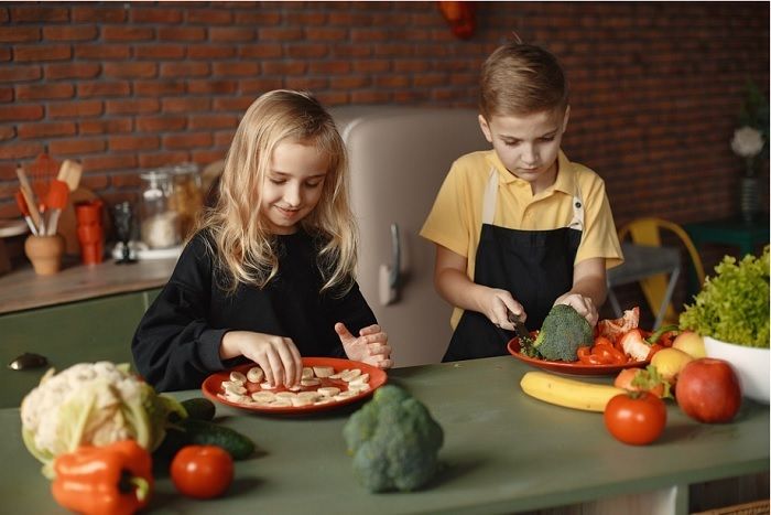 Melibatkan anak-anak dalam mempersiapkan sayuran untuk dimasak dapat memicu antusiasme mereka untuk makan sayuran. 