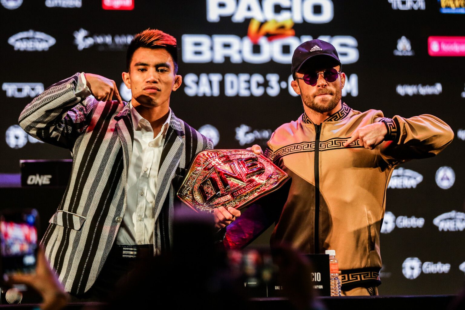 Pemilik sabuk juara strawweight ONE Championship Joshua Pacio (kiri) akan menghadapi penantangnya, Jarred Brooks, di Manila, Filipina, 3 Desember 2022.