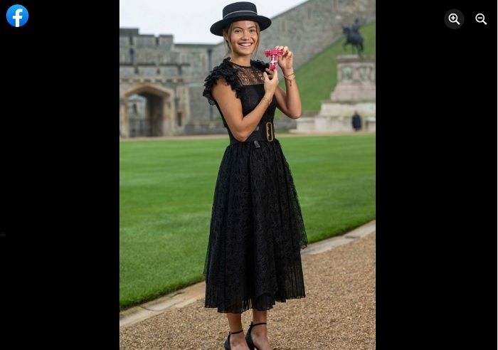 Emma Raducanu memperlihatkan selera fasyen yang mengesankan, gaun midi yang dibuat dari renda sutra hitam dengan lengan pendek, saat mengunjungi Kastil Windsor.