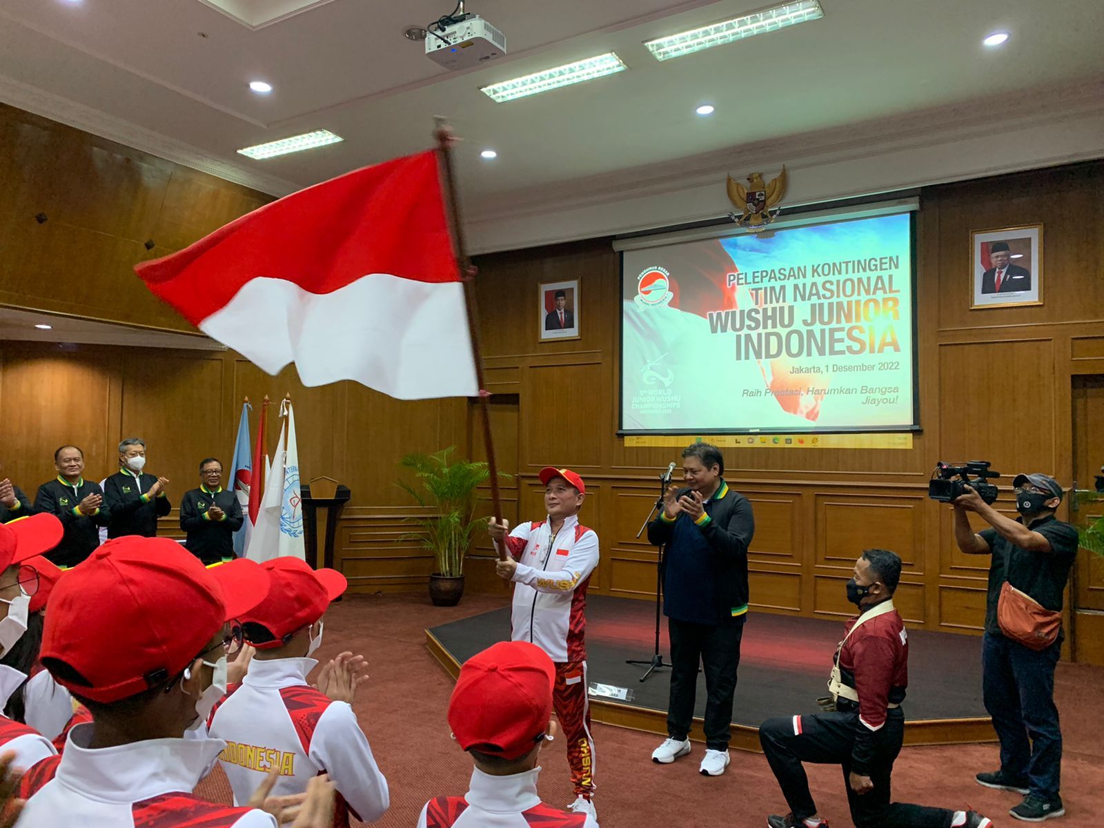 Ketua PB Wushu Indonesia, Airlangga Hartarto resmi melepas melepas 23 atlet yang akan berlaga di Kejuaraan Dunia Wushu Junior 2022 pada Kamis (1/11/2022).
