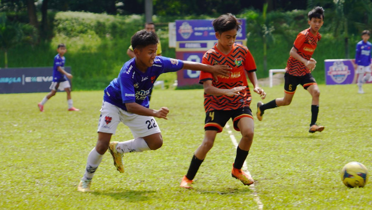 Duel antara pemain Farmel FC dan Cibinong Raya pada laga lanjutan Liga TopSkor U-13 musim 2022-2023.