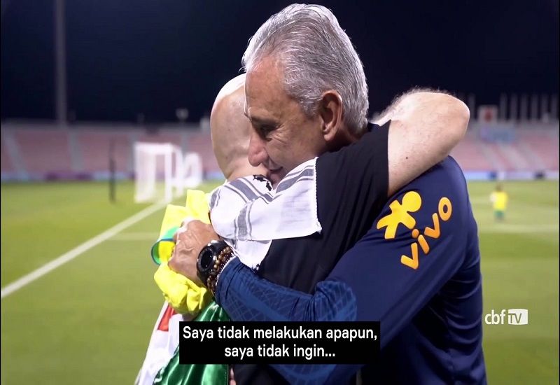 Pelatih Brasil, Tite, akhirnya bertemu fans asal Palestina yang menggendong cucunya saat berjalan dari stadion menuju Stasiun Metro Doha. 