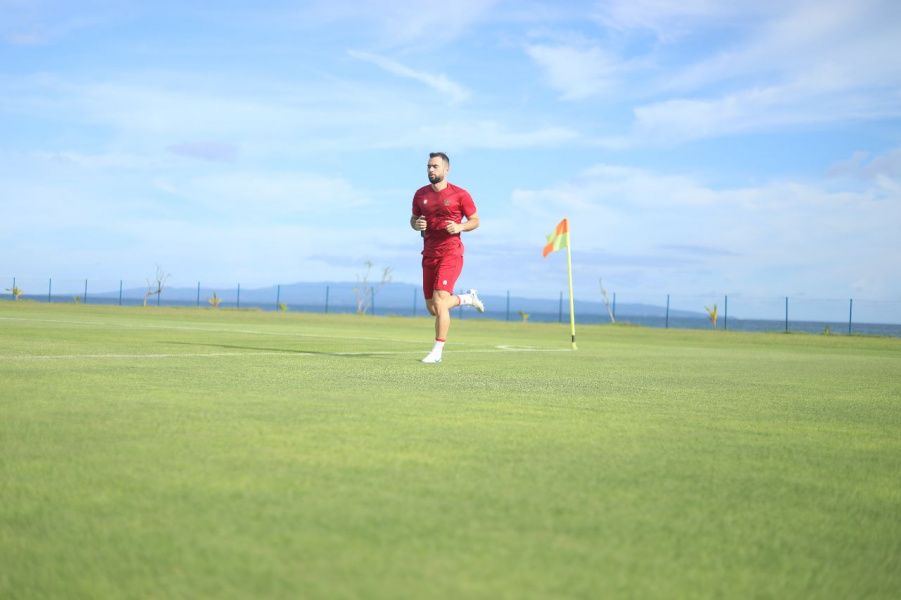 Jordi Amat joging saat latihan timnas Indonesia dalam agenda TC di Bali United Training Center, Pantai Purnama, Bali pada 1 Desember 2022.