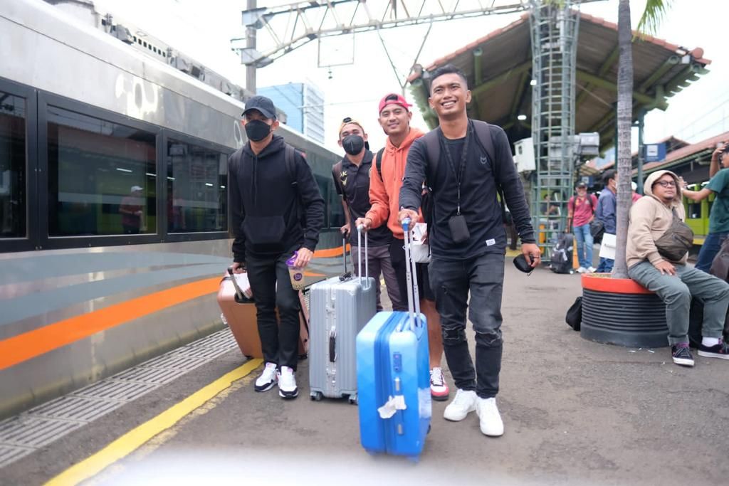 Para pemain Persikabo 1973 saat akan menuju Yogyakarta dengan Kereta Api Indonesia di Stasiun Gambir, Jakarta Pusat pada 3 Desember 2022.
