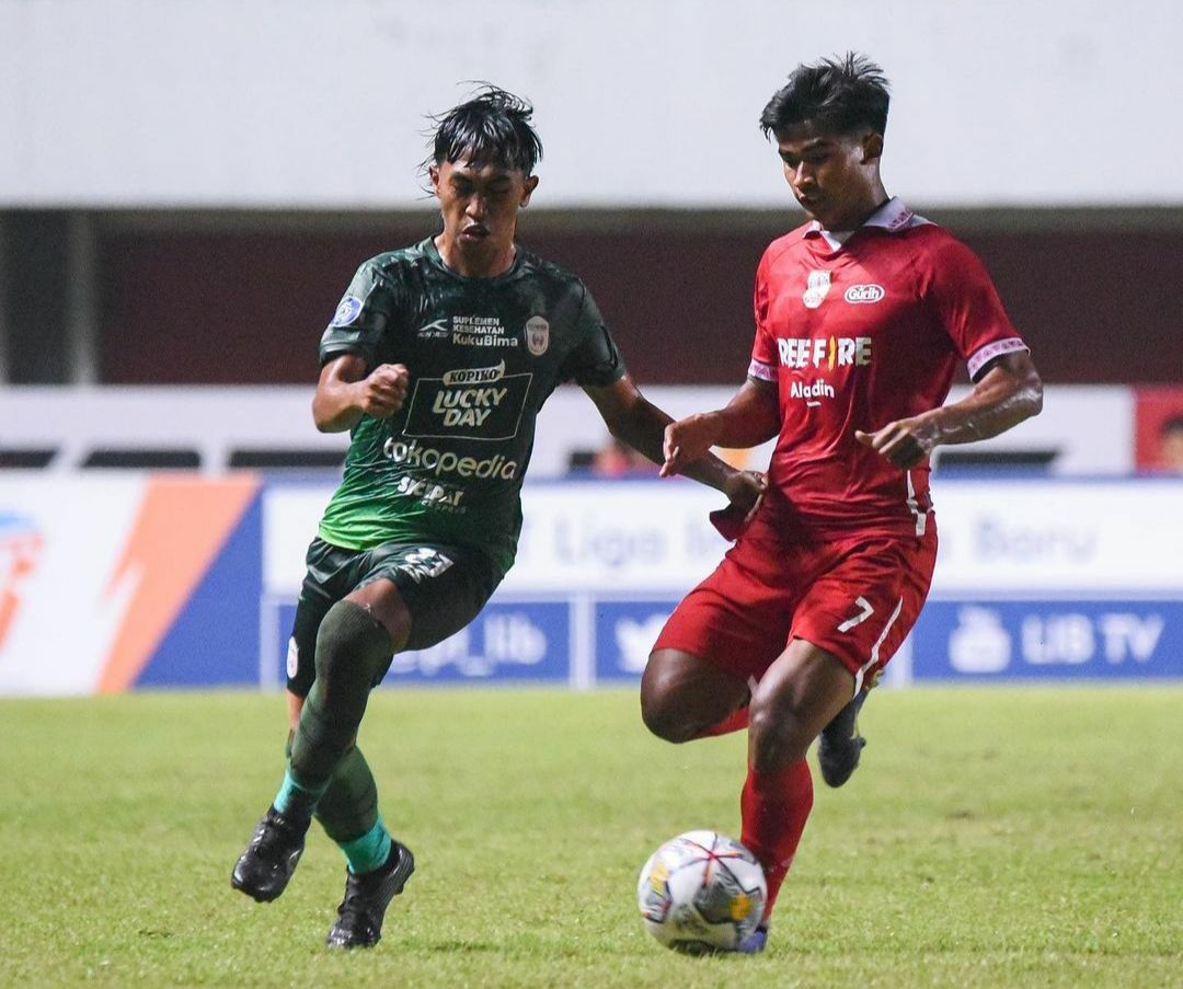 Bek Rans Nusantara FC, Ady Setiawan (kiri) berusaha melewati Irfan Jauhari, pemain Persis Solo (kanan), pada pertandingan pekan ke-12 Liga 1 2022-2023, di Stadion Maguwoharjo, 6 Desember 2022.