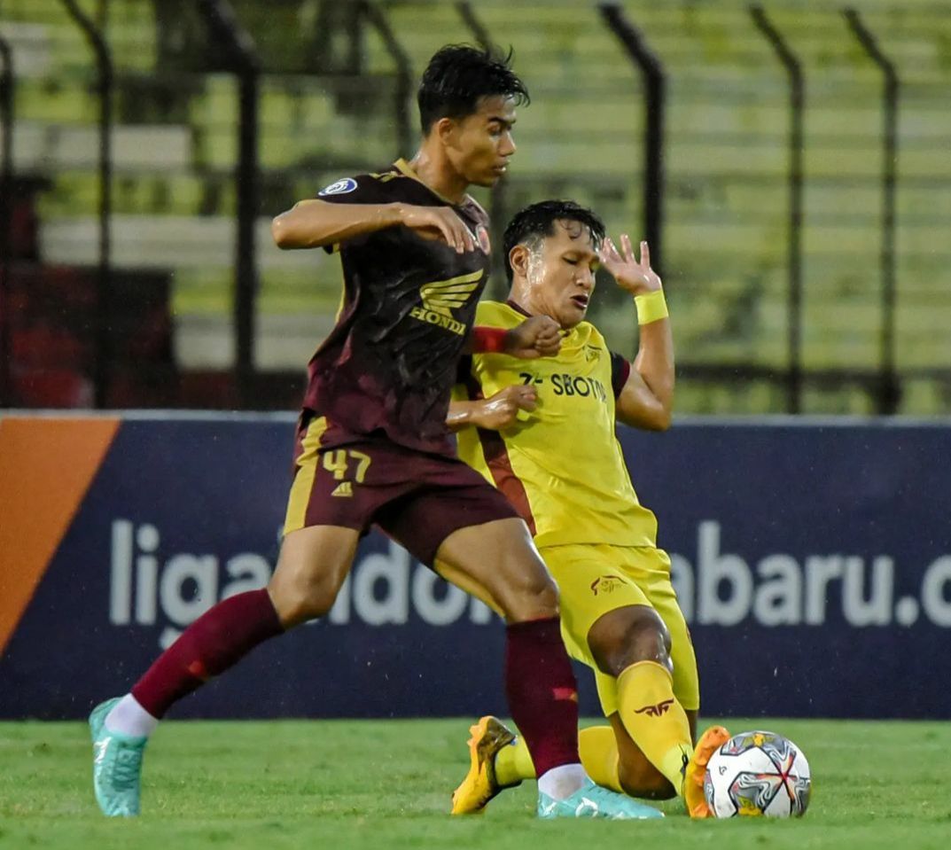 Yandi Sofyan, penyerang Persikabo 19 73 (kanan) berusaha merebut bola dari penguasaan pemain PSM Makassar (kiri),  pada laga pekan ke-12 Liga 1 2022-2023, di Stadion Sultan Agung, Bantul, 5 Desember 2022.