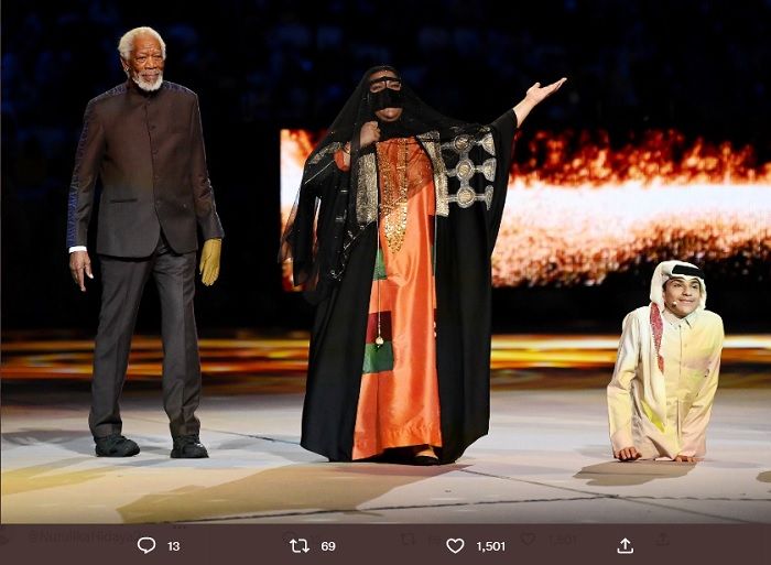 (ki-ka) Aktor Morgan Freeman, Sekjen FIFA Fatma Samoura, dan Ghanim Al Muftah di atas panggung selama pembukaan Piala Dunia 2022 Qatar.
