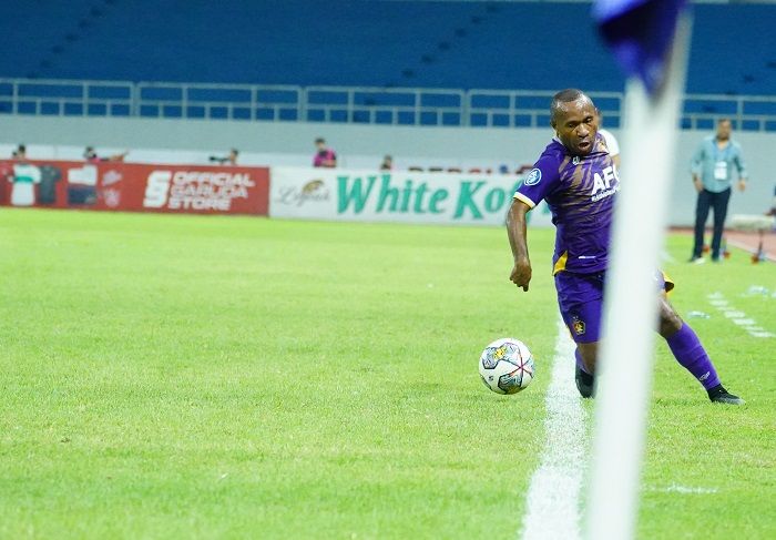 Aksi Pemain Persik, Ferinando Pahabol saat menyerang Persija dalam laga pekan ke-13 Liga 1 2022-2023, 10 Desember 2022.