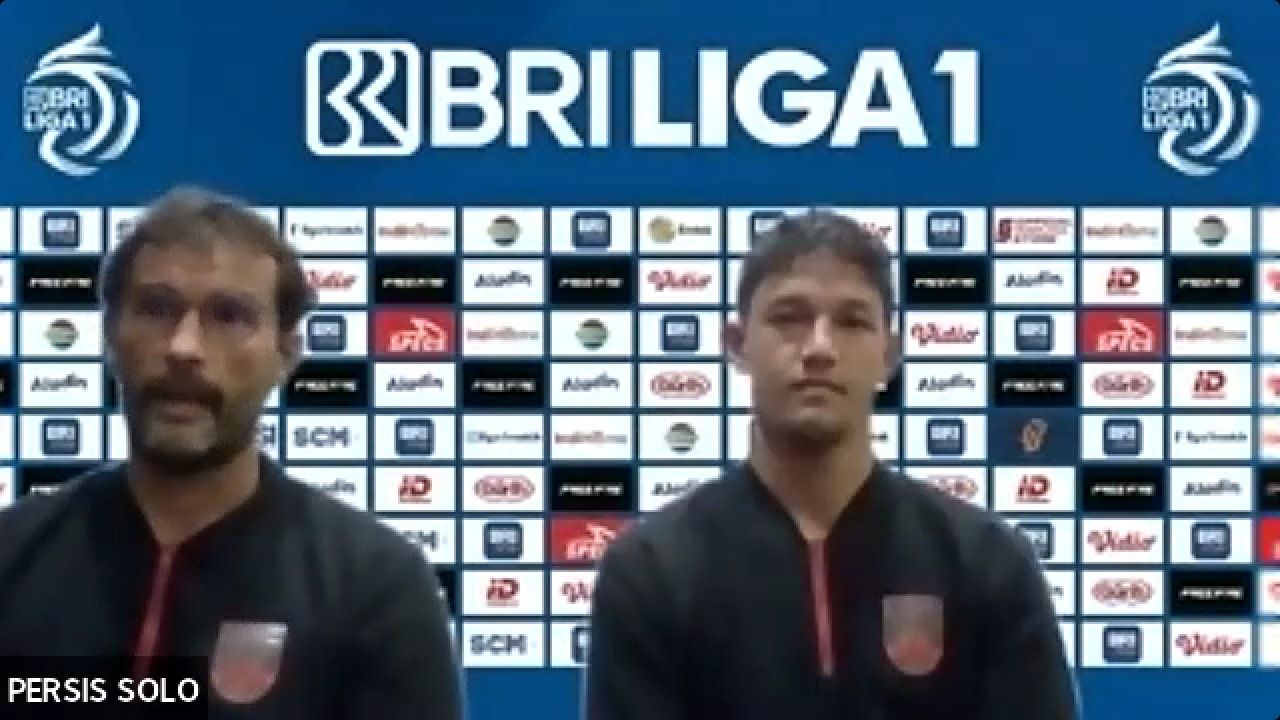 Leonardo Medina (kiri) dan Irfan Bachdim saat memberikan keterangan pers secara online sebelum Persis Solo menghadapi Barito Putera pada pekan ke-14 Liga 1 2022-2023, Desember 2022.