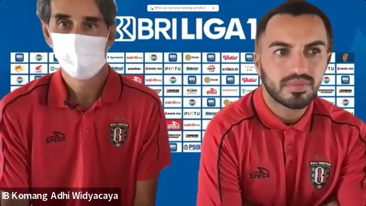 Pelatih Stefano Cugurra (bermasker) dan pemain Brwa Nori saat memberikan keterangan pers secara online sebelum Bali United melawan Borneo FC di Liga 1 2022-2023, Desember 2022.